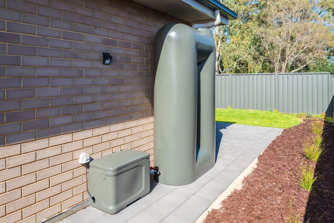 Regenwassertank und Klapp Pavillon in einem modernen Garten für nachhaltige Outdoor-Lösungen